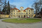 Lázně Bělohrad (okres Jičín) – areál zámku s čestným dvorem, oranžerií a sýpkou