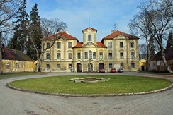 Lázně Bělohrad (okres Jičín) – areál zámku s čestným dvorem, oranžerií a sýpkou