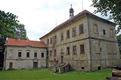 Němčice (okres Strakonice) – areál zámku s hospodářským dvorem