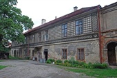 Dolní Beřkovice (okres Mělník) - budovy předzámčí